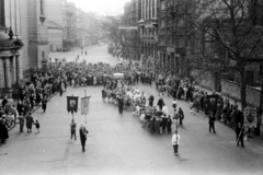 Hungary, Budapest VIII., Horváth Mihály tér, körmenet résztvevői a Szent József-templom mellett., 1960, Hámori Gyula, Budapest, street view, Fortepan #276482