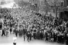 Hungary, Budapest VIII., Horváth Mihály tér, körmenet résztvevői a Szent József-templom mellett., 1960, Hámori Gyula, Budapest, mass, Fortepan #276485