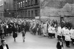 Hungary, Budapest VIII., a Horváth Mihály téri Szent József-templomtól indult körmenet résztvevői a Tavaszmező utca Lovassy László utca - Szűz utca közötti szakaszán., 1960, Hámori Gyula, Budapest, surplice, carrying, Fortepan #276487