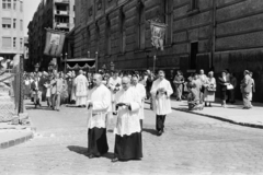 Hungary, Budapest V., Március 15. tér, úrnapi körmenet résztvevői az ELTE Bölcsészkar (egykor és ma Piarista Gimnázium és Rendház) épülete előtt. Háttérben balra a Galamb utca torkolatánál álló épület látható., 1960, Hámori Gyula, Budapest, kneeling, surplice, priest, Fortepan #276492