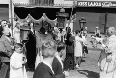 Magyarország, Budapest V., Március 15. tér, úrnapi körmenet résztvevői az 1-es számú ház előtt., 1960, Hámori Gyula, Best of, körmenet, Budapest, füstölő, szabóság, baldachin, Fortepan #276495