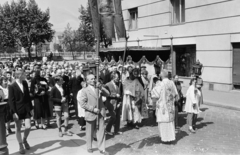 Hungary, Budapest V., Március 15. tér, úrnapi körmenet résztvevői az 1-es számú ház előtt., 1960, Hámori Gyula, Budapest, procession, Fortepan #276496