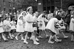 Magyarország, Budapest IX., Bakáts tér, körmenet résztvevői az Assisi Szent Ferenc-templom előtt a Bakáts utca torkolatánál., 1963, Hámori Gyula, Budapest, Fortepan #276507