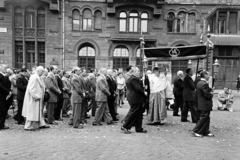 Magyarország, Budapest IX., Bakáts tér, körmenet résztvevői az Assisi Szent Ferenc-templom előtt. Háttérben a Bakáts utca sarkán álló ház látható., 1963, Hámori Gyula, Budapest, Fortepan #276510