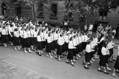 Magyarország, Budapest IX., Bakáts tér, körmenet résztvevői az Assisi Szent Ferenc-templom mellett. Háttérben a Ének-Zenei Általános Iskola a Knézich utca sarkán., 1963, Hámori Gyula, Budapest, Fortepan #276511