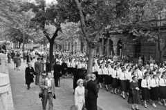 Magyarország, Budapest IX., Bakáts tér, körmenet résztvevői az Assisi Szent Ferenc-templom mellett. Háttérben a 14-es számú épület látható., 1963, Hámori Gyula, Budapest, Fortepan #276512