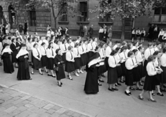 Magyarország, Budapest IX., Bakáts tér, körmenet résztvevői az Assisi Szent Ferenc-templom mellett. Háttérben a Ének-Zenei Általános Iskola a Knézich utca sarkán., 1963, Hámori Gyula, Budapest, Fortepan #276513