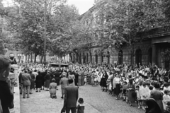 Magyarország, Budapest IX., Bakáts tér, körmenet résztvevői az Assisi Szent Ferenc-templom mellett. Háttérben a 14-es számú épület látható., 1963, Hámori Gyula, Budapest, Fortepan #276514