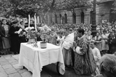 Magyarország, Budapest IX., Bakáts tér, körmenet résztvevői az Assisi Szent Ferenc-templom mellett. Háttérben a 14-es számú épület látható., 1963, Hámori Gyula, Budapest, Fortepan #276515