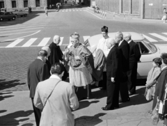 Hungary, Budapest V., Szent István tér, a felvétel a Szent István-bazilika előtt készült. Kovács Sándor szombathelyi megyéspüspök érkezik az általa pontifikált szentmisére., 1965, Hámori Gyula, Budapest, bishop, visitors, crosswalk, Fortepan #276517