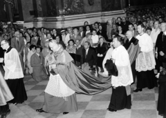 Hungary, Budapest V., Szent István tér, Szent István-bazilika, Kovács Sándor szombathelyi megyéspüspök érkezik az általa pontifikált szentmisére., 1965, Hámori Gyula, Budapest, bishop, liturgy, basilica, Fortepan #276519