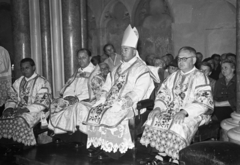 Hungary, Budapest V., Március 15. tér, Belvárosi Nagyboldogasszony Főplébánia-templom, a felvétel az oltár előtt készült. Középen Brezanóczy Pál érsek., 1959, Hámori Gyula, Budapest, vestments, Fortepan #276547