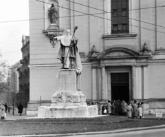 Hungary, Budapest VIII., Horváth Mihály tér, Szent József-templom, előtte Pázmány Péter, a Ferenciek tere (Felszabadulás tér)-ről 1958-ban áthelyezett szobra (Radnai Béla, 1914.)., 1959, Hámori Gyula, Budapest, sculpture, Fortepan #276551