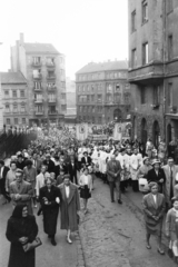 Magyarország, Budapest II., Buday László utca, úrnapi körmenet résztvevői a Bimbó utca közelében. Háttérben a Keleti Károly utca - Fényes Elek utca sarkán álló épületek láthatók., 1963, Hámori Gyula, Budapest, Fortepan #276564