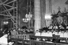 Magyarország, Budapest V., Papnövelde (Prohászka Ottokár) utca, a felvétel az Egyetemi templom oltára előtt készült., 1954, Hámori Gyula, Budapest, Fortepan #276578