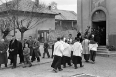 Hungary, Budapest XVII., Péceli út 229., Rákoscsabai Nepomuki Szent János-templom. A felvétel a virágvasárnapi körmenet és barkaszentelés alkalmával készült., 1960, Hámori Gyula, Budapest, teenager, suit, men, Fortepan #276589