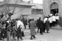 Magyarország, Budapest XVII., Péceli út 229., Rákoscsabai Nepomuki Szent János-templom. A felvétel a virágvasárnapi körmenet és barkaszentelés alkalmával készült., 1960, Hámori Gyula, Budapest, háttal, Fortepan #276590