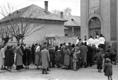 Magyarország, Budapest XVII., Péceli út 229., Rákoscsabai Nepomuki Szent János-templom. A felvétel a virágvasárnapi körmenet és barkaszentelés alkalmával készült., 1960, Hámori Gyula, Budapest, háttal, Fortepan #276591