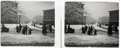 Hungary, Budapest V., Deák Ferenc tér az evangelikus templom felől nézve. Szemben az Erzsébet tér, jobbra a Kemnitzer ("Két török") ház., 1907, Schoch Frigyes, winter, snow, Horse-drawn carriage, pedestrian, stereophoto, pylon, snow shovel, snow piles, Budapest, Fortepan #27665