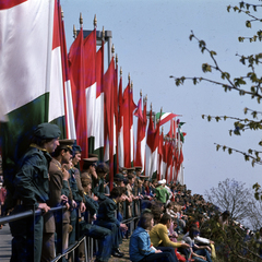 Magyarország, Gellérthegy, Budapest XI., a KISZ Forradalmi Ifjúsági Napok rendezvényének nézőközönsége a Jubileumi park feletti sétányon., 1978, Hózer Benjamin, Budapest, Fortepan #276665