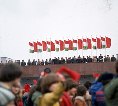 Magyarország, Budapest XIV., Ötvenhatosok tere (Felvonulási tér), a dísztribün előtt a KISZ Forradalmi Ifjúsági Napok résztvevői, április 4-i ünnepség., 1980, Hózer Benjamin, dísztribün, felvonulás, május 1, Budapest, Fortepan #276667