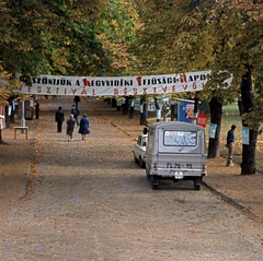 Magyarország, Budapest XII., a Hegyvidéki Ifjúsági Napok egyik rendezvényhelyszíne a MOM Művelődési Köz­pont előtt. Ma a park a Gesztenyés-kert nevet viseli., 1981, Hózer Benjamin, Budapest, plakát, transzparens, Zuk-márka, Fortepan #276668