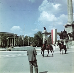 Magyarország, Budapest XIV., Hősök tere, Millenniumi emlékmű., 1942, Koncz Nándor, színes, lovasrendőr, nemzeti jelkép, Budapest, Fortepan #276693