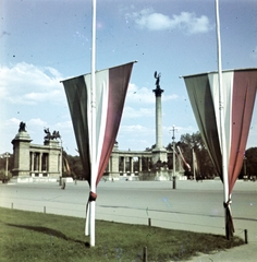 Magyarország, Budapest XIV., Hősök tere, Millenniumi emlékmű., 1942, Koncz Nándor, zászló, színes, nemzeti jelkép, Budapest, Fortepan #276694