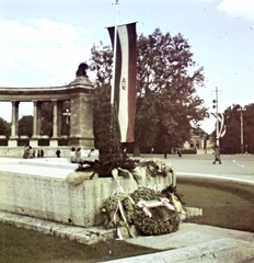 Magyarország, Budapest XIV., Hősök Emlékköve, háttérben a Millenniumi emlékmű részlete., 1942, Koncz Nándor, Budapest, zászló, színes, nemzeti jelkép, koszorú, Fortepan #276697