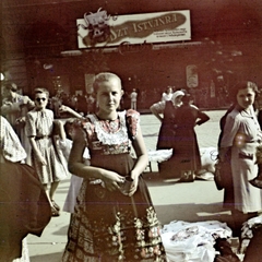 Hungary, Budapest VIII., Blaha Lujza tér, matyó kézimunkaárusok kirakodóvására, háttérben a Corvin Áruház., 1938, Koncz Nándor, colorful, folk costume, Budapest, apron, market, Matyó folk costume, Fortepan #276744