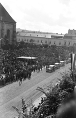 Románia,Erdély, Kolozsvár, Fő tér a magyar csapatok bevonulása idején, a Szent Mihály-templom előtti emelvénynél Horthy Miklós. A felvétel 1940. szeptember 15-én a kormányzói fogadó ünnepségen készült., 1940, Korner Veronika, Fortepan #276789