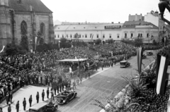 Románia,Erdély, Kolozsvár, Fő tér a magyar csapatok bevonulása idején, a Szent Mihály-templom előtti emelvénynél Horthy Miklós. A felvétel 1940. szeptember 15-én a kormányzói fogadó ünnepségen készült., 1940, Korner Veronika, revízió, Fortepan #276792