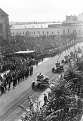 Románia,Erdély, Kolozsvár, Fő tér a magyar csapatok bevonulása idején, a Szent Mihály-templom előtti emelvénynél Horthy Miklós. A felvétel 1940. szeptember 15-én a kormányzói fogadó ünnepségen készült., 1940, Korner Veronika, 39M Csaba, Fortepan #276822