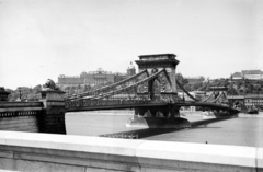 Magyarország, Budapest V.,Budapest I., Széchenyi István (Ferenc József) tér a Széchenyi Lánchíd és a Királyi Palota (ma Budavári Palota) felé nézve., 1941, Korner Veronika, Duna, híd, kőoroszlán, Budapest, Fortepan #276870