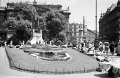 Magyarország, Budapest VIII., Blaha Lujza tér, a Nemzeti Színház előtt Tinódi Lantos Sebestyén szobra (Bezerédi Gyula, 1907)., 1941, Korner Veronika, nemzeti színház, Budapest, Fortepan #276876