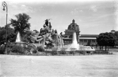 Magyarország, Városliget, Budapest XIV., a felvétel a Sió tündér regéje szoborcsoport és szökőkút előtt készült., 1941, Korner Veronika, Budapest, Fortepan #276883