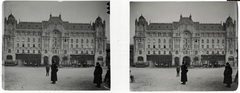 Magyarország, Budapest V., Széchenyi István (Ferenc József) tér, Gresham-palota., 1910, Schoch Frigyes, épített örökség, utcakép, szálloda, építészet, villamos, szecesszió, csendőr, palota, kockakő, sztereófotó, Budapest, Quittner Zsigmond-terv, Vágó József-terv, Art Nouveau, Fortepan #27689