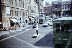 Olaszország, Róma, Piazza Venezia, szemben a Via Cesare Battisti., 1966, Monoki Miklós, emeletes autóbusz, rendőrdobogó, Fortepan #276891