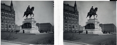 Hungary, Budapest V., Kossuth Lajos (Országház) tér, gróf Andrássy Gyula szobra (Zala György, 1906.) a Parlamenttől délre. Háttérben a Földművelésügyi Minisztérium épülete., 1907, Schoch Frigyes, sculpture, monument, relief, Imre Steindl-design, parliament, Neo-Gothic-style, stereophoto, eclectic architecture, Budapest, Gyula Andrássy-portrayal, György Zala-design, Fortepan #27691