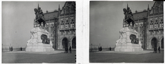 Hungary, Budapest V., Kossuth Lajos (Országház) tér, gróf Andrássy Gyula szobra (Zala György, 1906.) a Parlamenttől délre., 1907, Schoch Frigyes, sculpture, monument, relief, Imre Steindl-design, parliament, Neo-Gothic-style, stereophoto, eclectic architecture, Budapest, Gyula Andrássy-portrayal, György Zala-design, Fortepan #27692