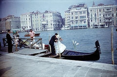 Italy, Venice, Canal Grande, Fondamenta Salute, a Vámház oldalában. Szemben középen a Rio de San Moisè torkolata, ettől balra a Palazzo Treves de Bonfili., 1965, Monoki Miklós, Fortepan #276924