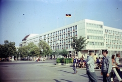 Németország, Berlin, Kelet-Berlin, Wilhelmstraße (Otto-Groethewohl-Straße) - Unter den Linden sarok a Pariser Platz felöl, szemben a Ministerium für Volksbildung (Népmüvelési Minisztérium)., 1971, Monoki Miklós, NDK, Fortepan #276936