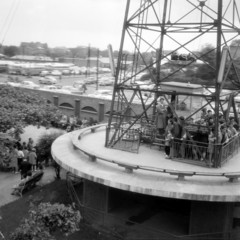 Magyarország, Városliget,Vidámpark, Budapest XIV., Repülő, háttérben a Kacsóh Pongrác út - Hungária körút kereszteződése., 1962, Németh Tamás, körhinta, vidámpark, Budapest, Fortepan #276972