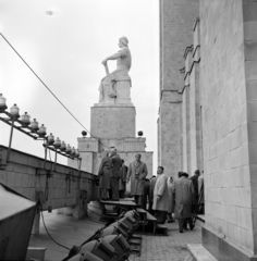 Russia, Moscow, Lomonoszov Egyetem. A főépület rizalitjainak egyik nyolcméteres szobra, Mihail Baburin szobrászművész alkotása., 1958, Németh Tamás, Fortepan #276986