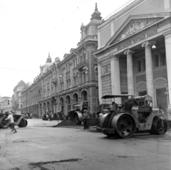 Russia, Moscow, ulica Ilinka, jobbra az Orosz Föderáció Kereskedelmi és Iparkamara épülete., 1958, Németh Tamás, road roller, road construction, Fortepan #276990