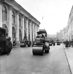 Russia, Moscow, ulica Ilinka, balra a háttérben a Régi Kereskedőudvar épülete., 1958, Németh Tamás, road roller, road construction, girls'n'cars, Fortepan #276992