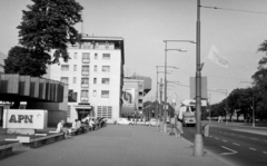 Szlovákia, Pozsony, Duna-part (Rázusovo nábrežie) az Új híd felől, középen a Hotel Devin, mögötte a modern épület a Szlovák Nemzeti Galéria., 1973, Obetkó Miklós, Fortepan #277019