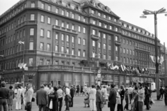 Szlovákia, Pozsony, Hviezdoslavovo námestie, szemben a Carlton Hotel., 1973, Obetkó Miklós, Milan Michal Harminc-terv, Fortepan #277020