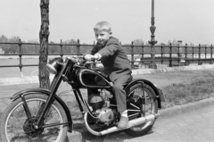 Hungary, Budapest XIII., Újpesti rakpart, a háttérben a Margit-sziget, jobbra a fák között a Víztorony., 1958, Obetkó Miklós, untitled, motorcycle, kid, Budapest, Fortepan #277073