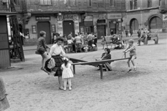 Magyarország, Budapest XIII., Visegrádi utca a Katona József utca kereszteződésénél, a háttérben balra a Visegrádi utca 12-es, és jobbra a kereszteződésen túl a 14-es számú ház., 1961, Obetkó Miklós, Best of, Budapest, libikóka, fiú, kislány, Fortepan #277090